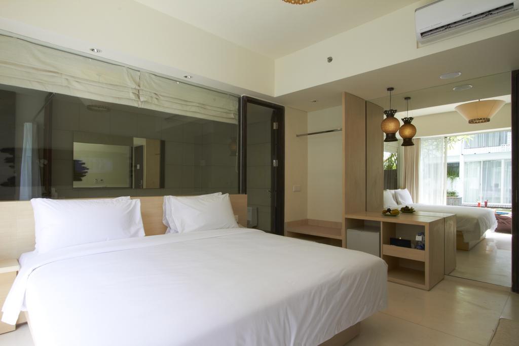 Poolside Grand Deluxe Double Room with Bathtub and Pool View