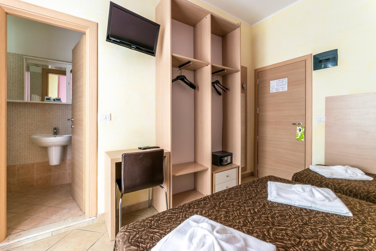 Triple Room,665392275:JPEG