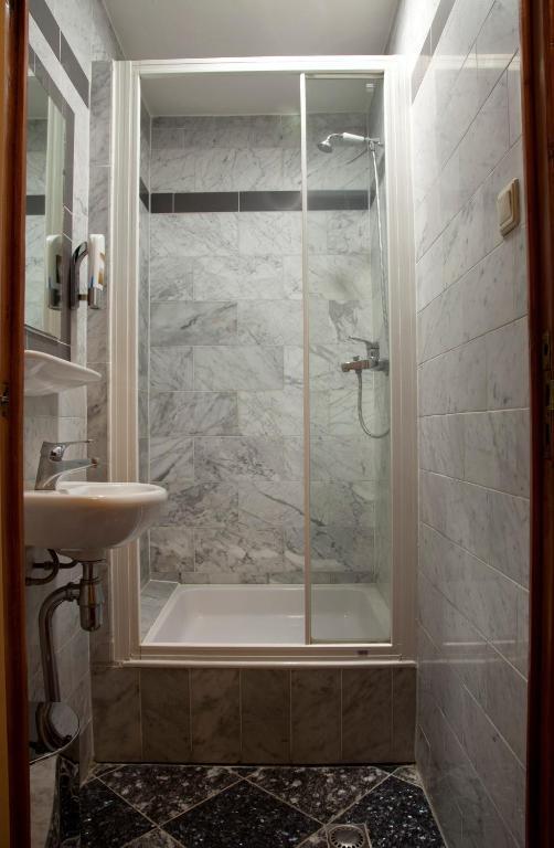 Habitación con baño compartido - 2 camas