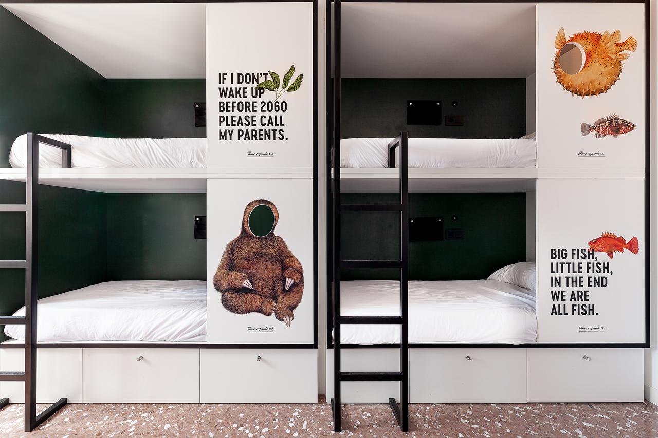 Bed in gemengde slaapzaal met 8 bedden en een badkamer
