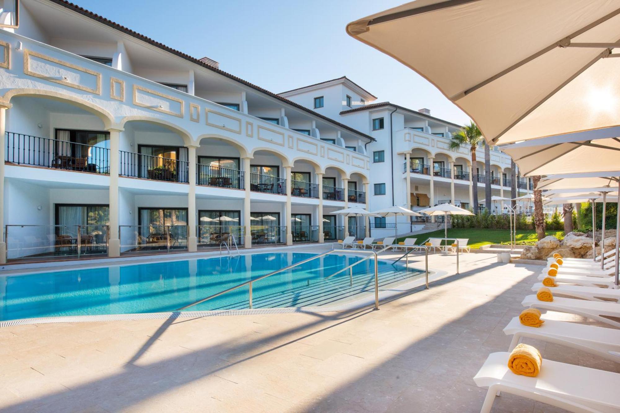 Deluxe Double Room with Shared Pool