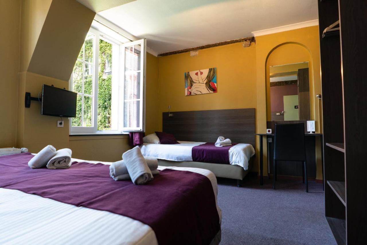 Standard Triple Room with Private Bathroom