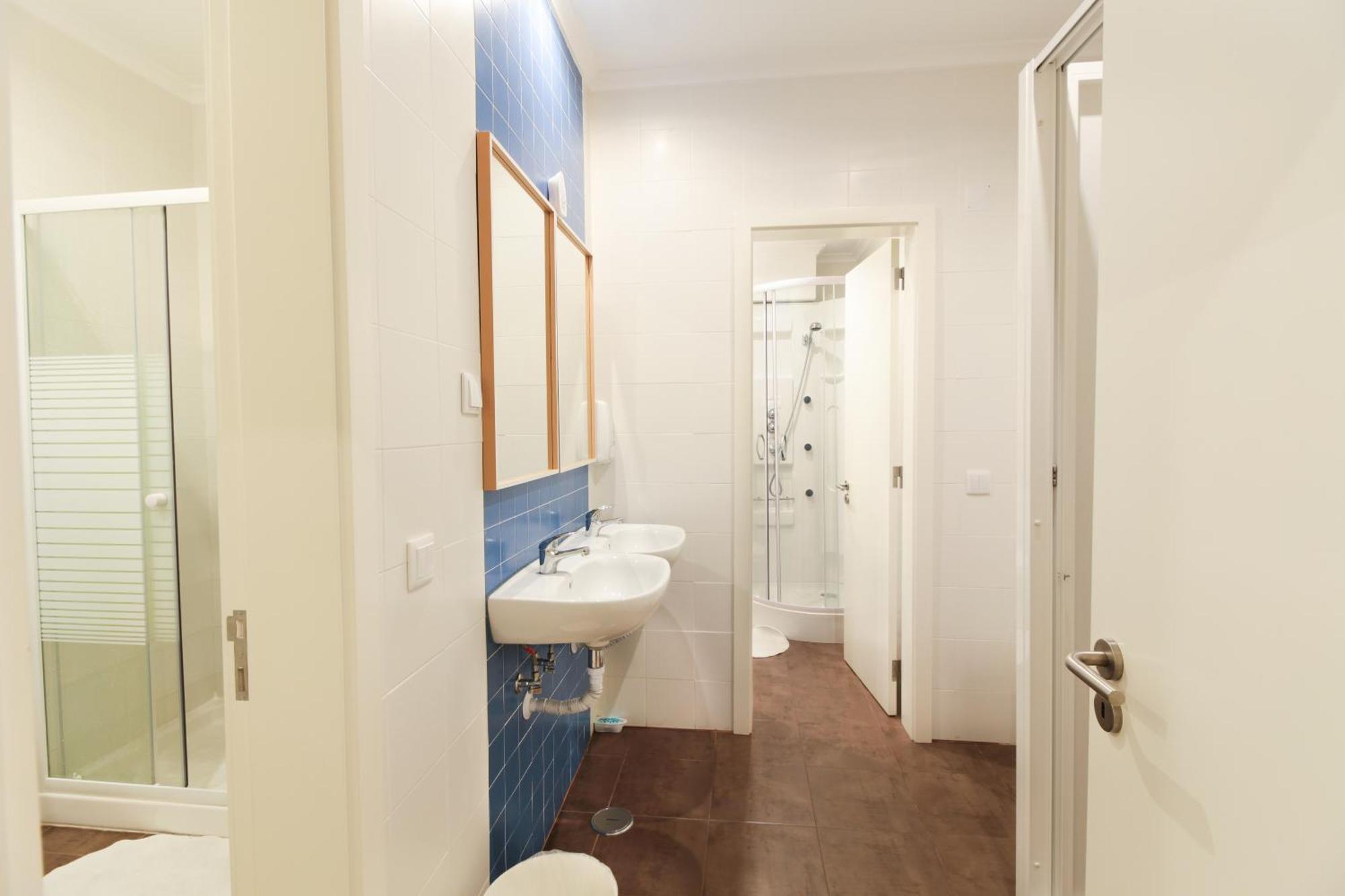 Chambre Lits Jumeaux avec Salle de Bains Commune
