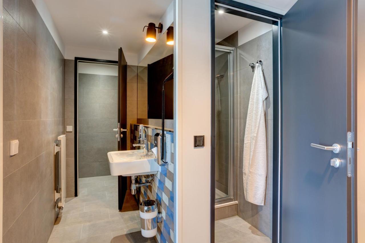 6-Bed Room