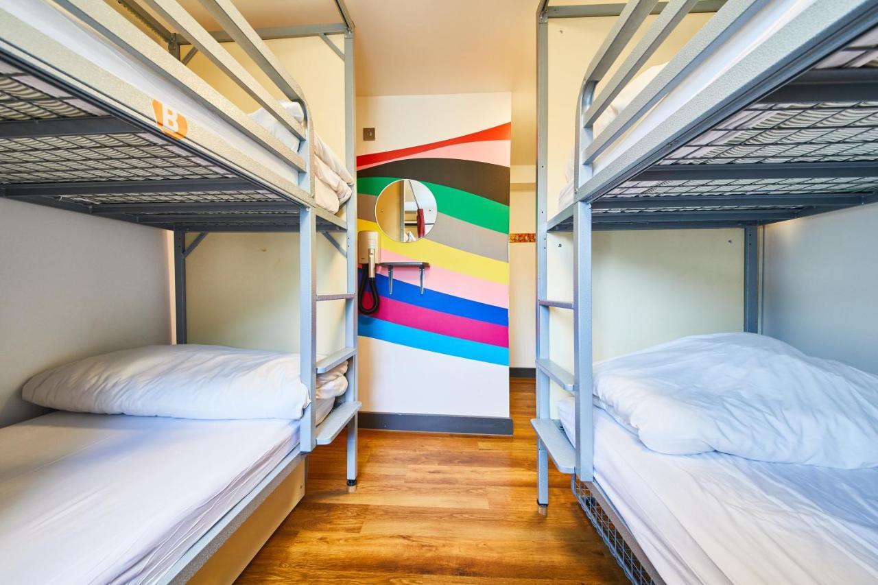 Cama en habitación compartida mixta con 4 camas y baño privado