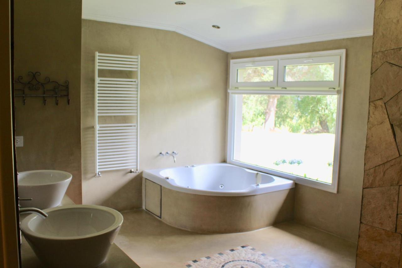 Habitación con cama extragrande y bañera de hidromasaje