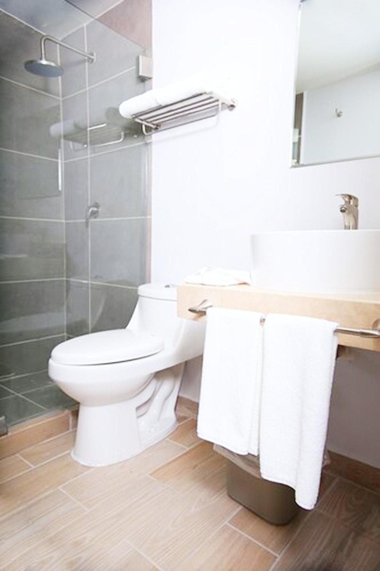 Habitación con cama grande