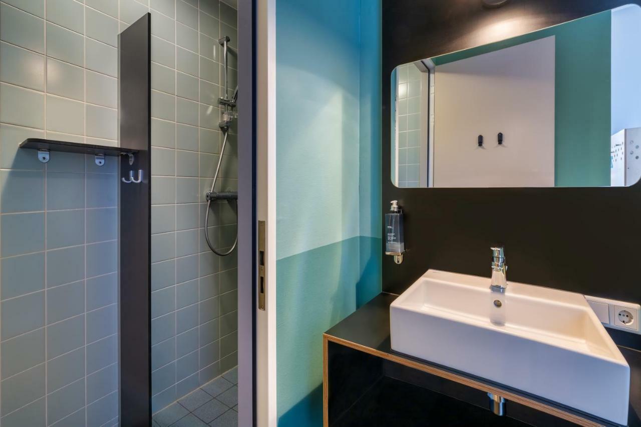 Bett in gemischtem 6-Bett-Zimmer