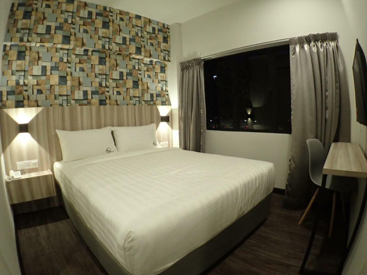 Deluxe Queen Room