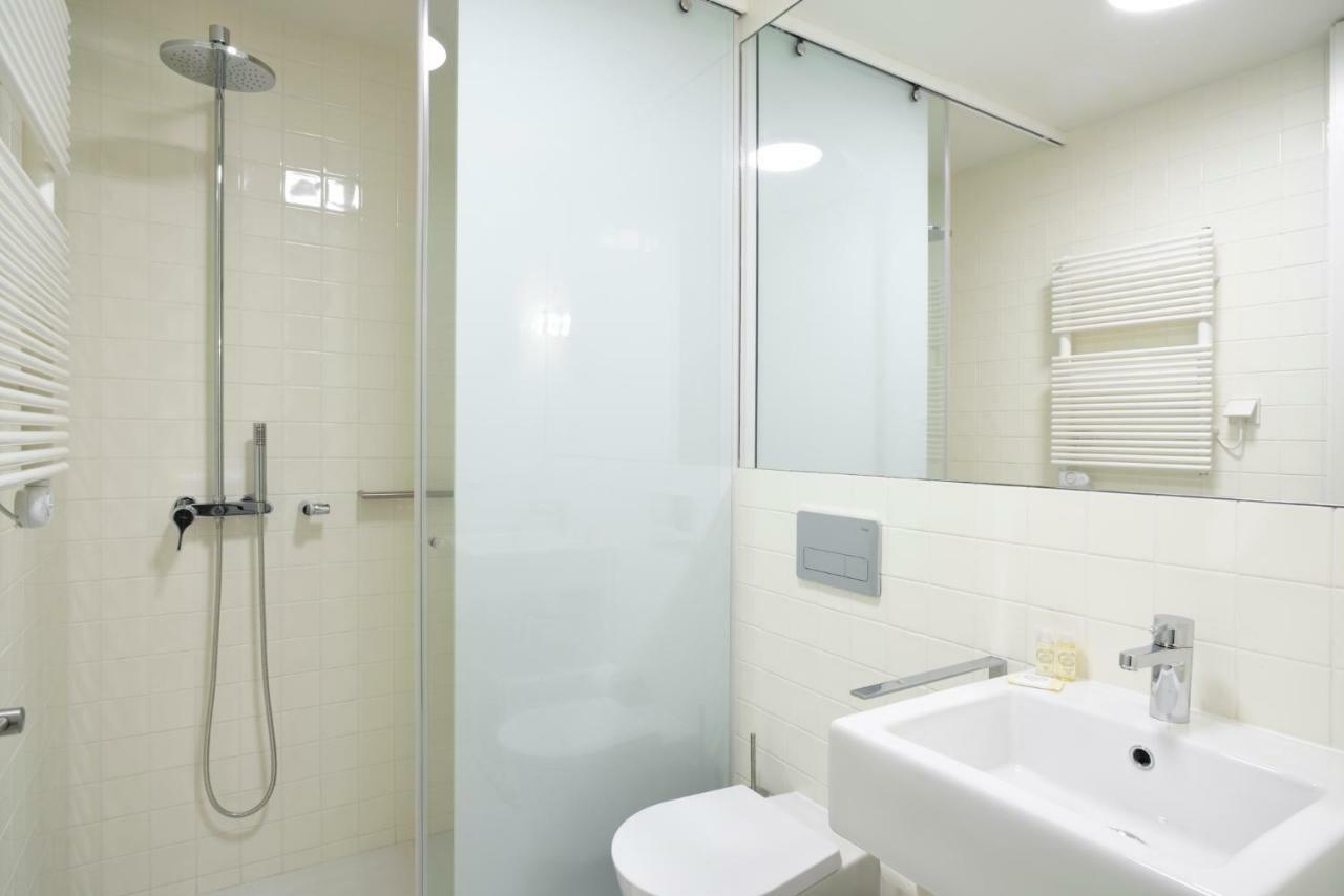 Habitación Doble con baño privado y balcón