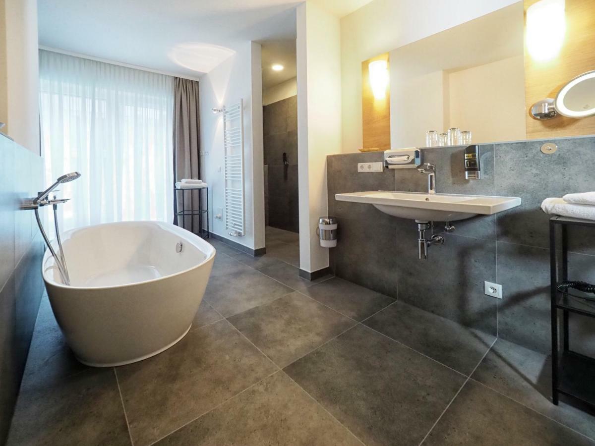 Suite with Balcony,885808873:JPEG