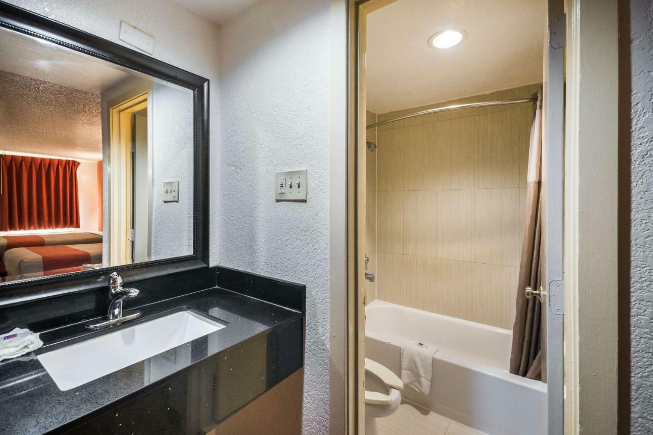 Deluxe King Room - Non-Smoking