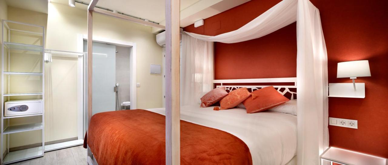 King Room with Roll-In Shower - Disability Access