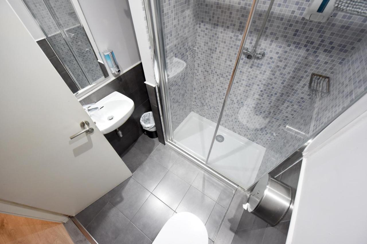 Cama en habitación femenina compartida de 4 camas