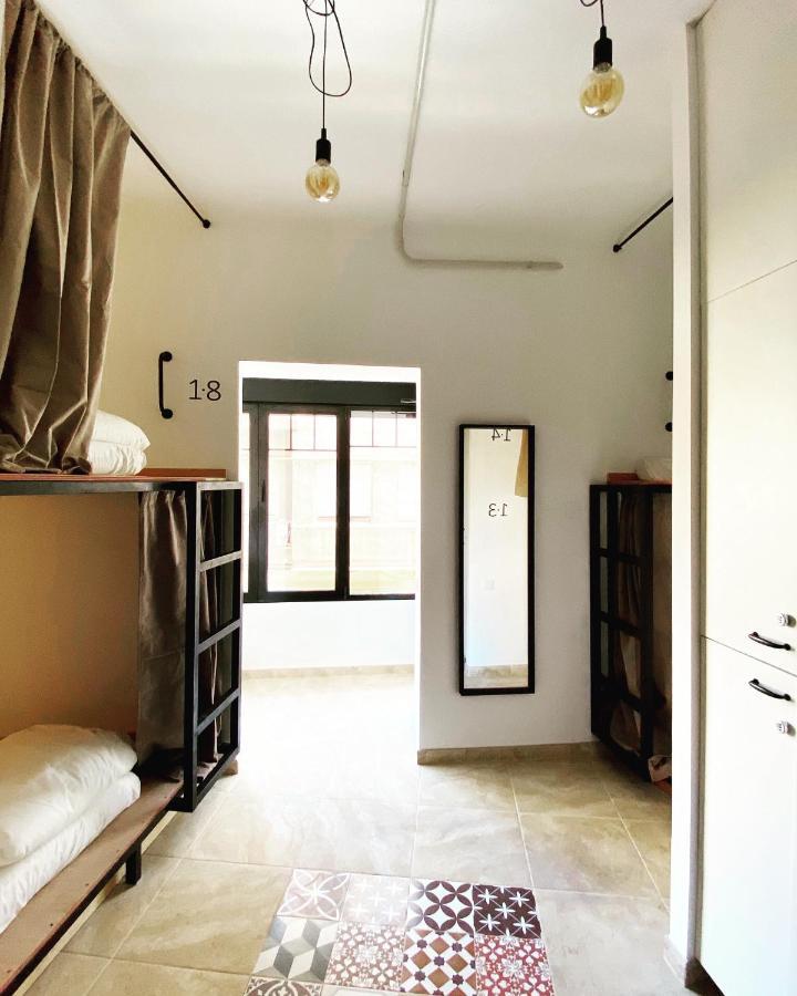 Posto Letto in Dormitorio Femminile con 8 Letti