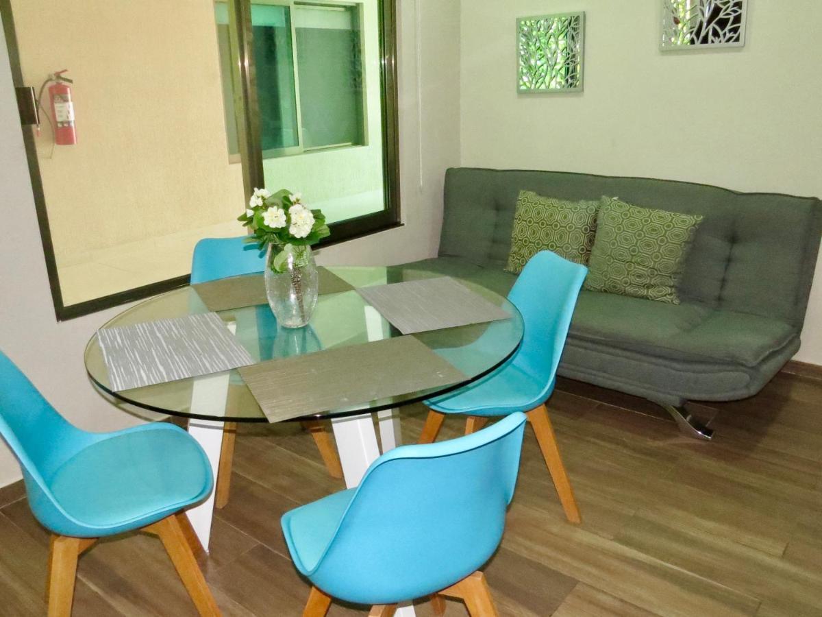 Estudio con cama extragrande y sofá cama