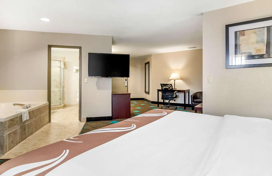 Quality Suites Kansas City International Airport-1