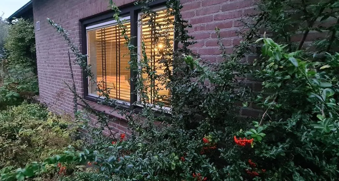 Bij Ons Naast-1