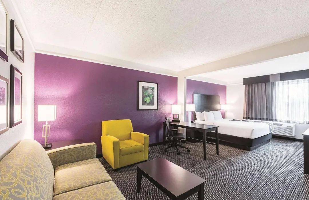 La Quinta Inn & Suites By Wyndham San Antonio Downtown-1