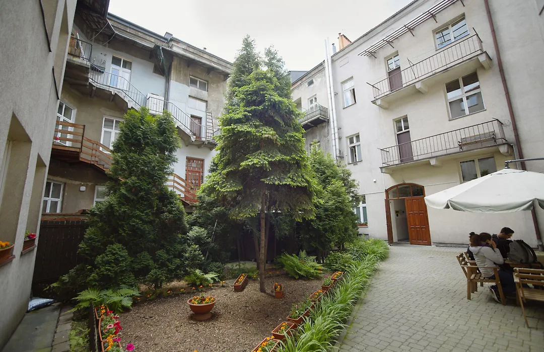 Dizzy Daisy Hostel-1