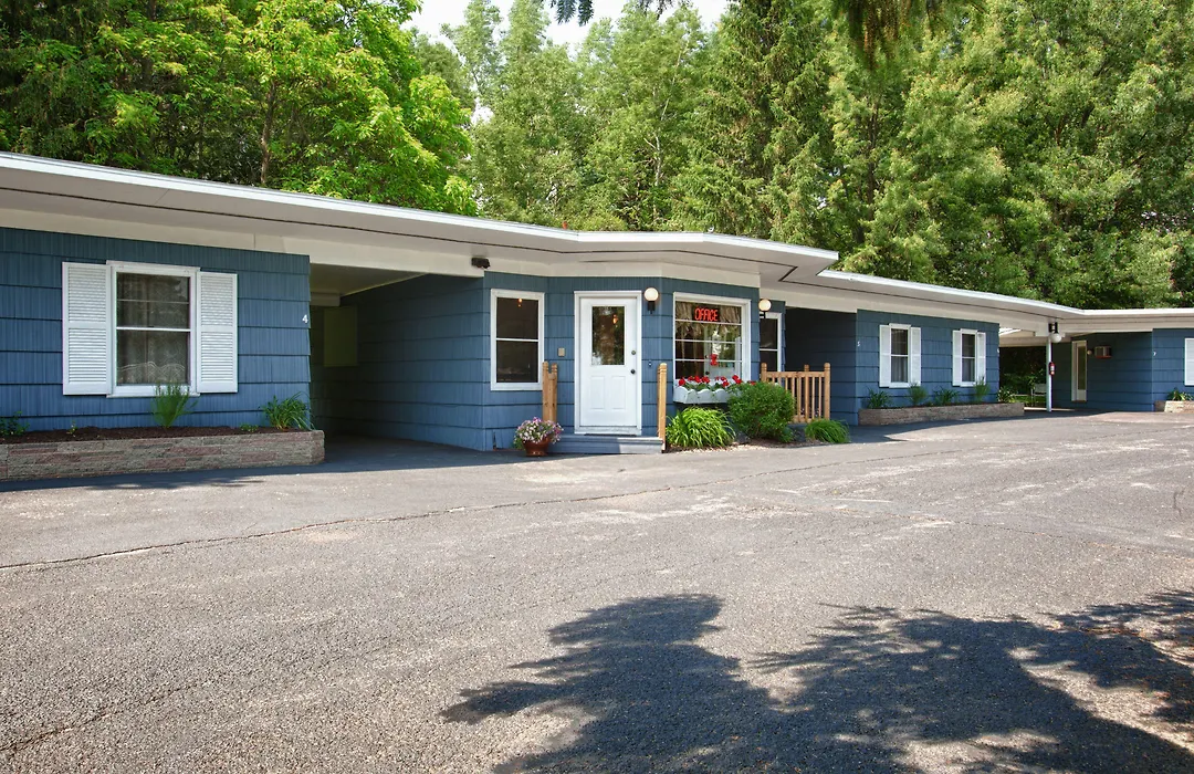 Whispering Winds Motel-1