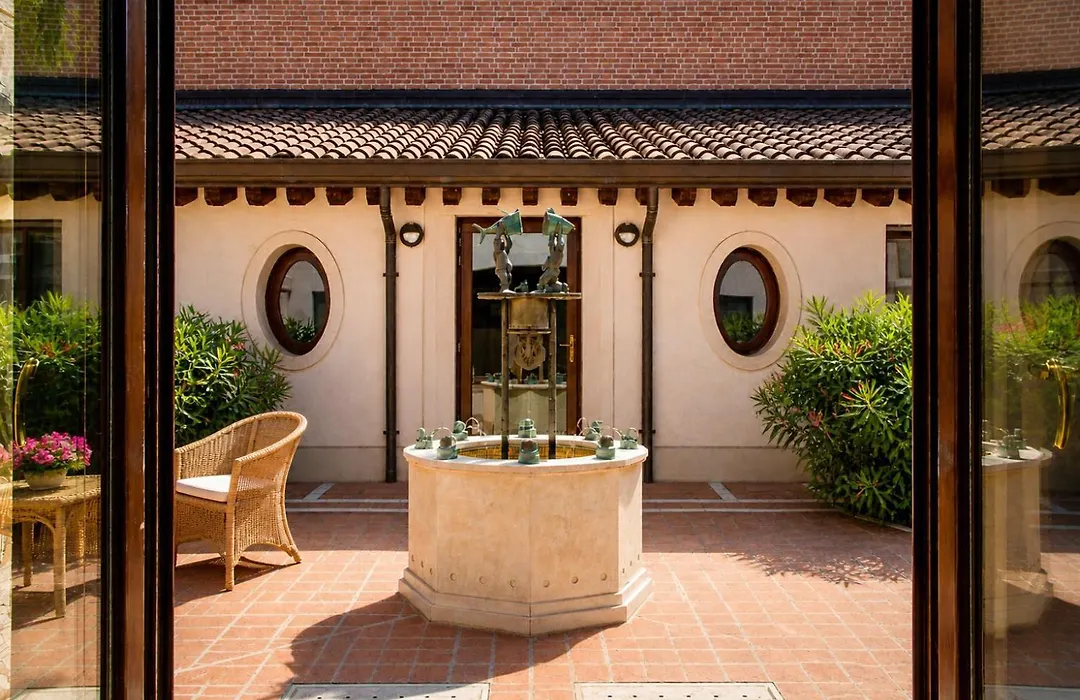 Boutique Rooms 3 0-1