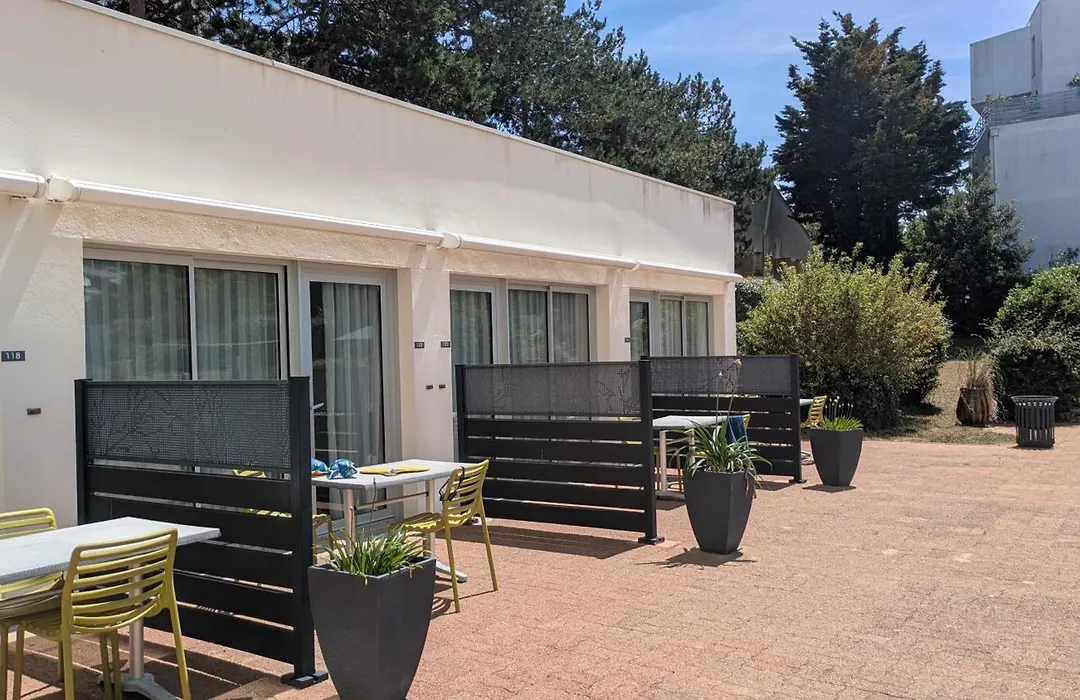 Résidence avec Piscine face au port 200m plage-1