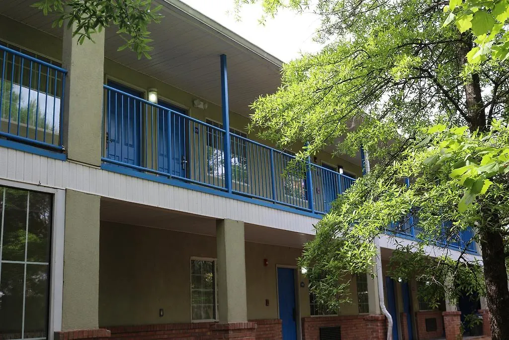 Magnolia Bay Hotel & Suites-1