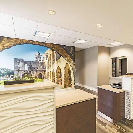 La Quinta Inn & Suites By Wyndham San Antonio Downtown-2