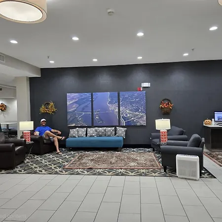 La Quinta Inn & Suits By Wyndham Pontoon Beach Il-2