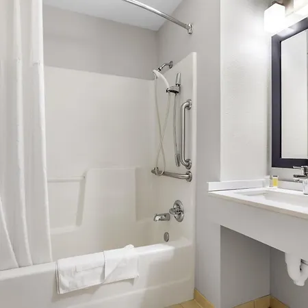 Microtel Inn & Suites By Wyndham Prairie Du Chien-3