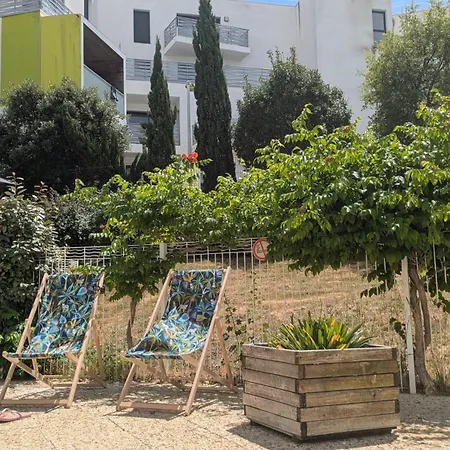 Résidence avec Piscine face au port 200m plage-3