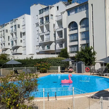 Résidence avec Piscine face au port 200m plage-2