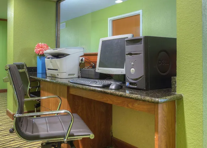 Econo Lodge Inn & Suites