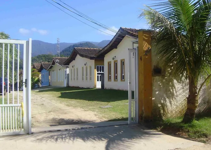 Casas em Condomínio próximo da praia com 2 dormitórios, churrasqueira e 3 vagas de garagem