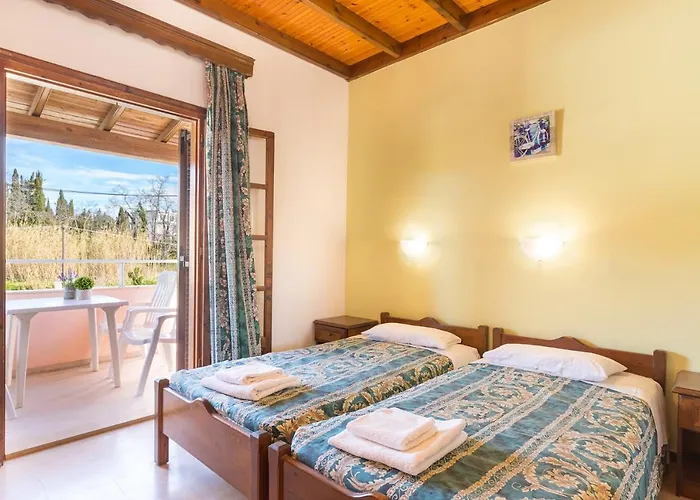 Nikos Pool House & Apartments