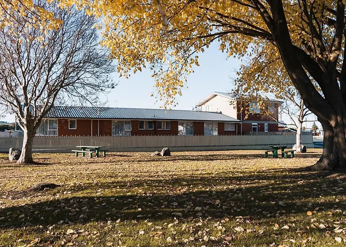 Highway Lodge Motel