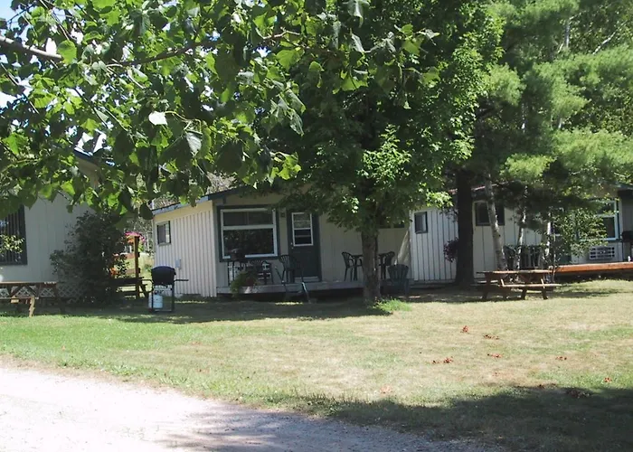Colonial Bay Motel And Cottages