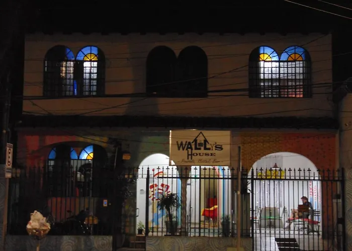 Wally'S House Hostel