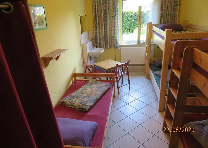 Hostel Waldhaus am Ferienpark-Mehrbett-Gruppenzimmer mit Waschbecken