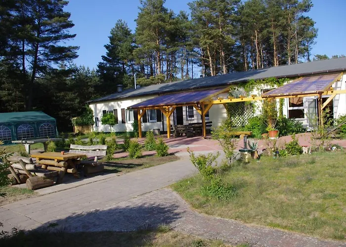 Hostel Waldhaus am Ferienpark-Mehrbett-Gruppenzimmer mit Waschbecken