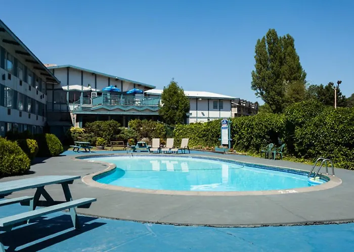 Howard Johnson By Wyndham Nanaimo Harbourside
