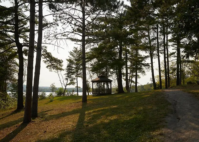Somewhere Inn Calabogie Boutique Hotel