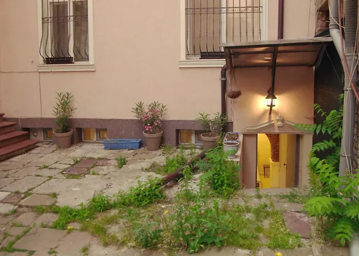 Top Center Detached Apartment Studio