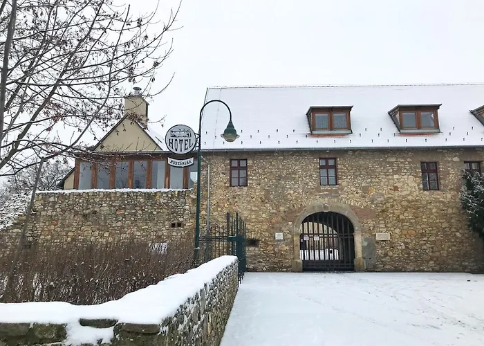 Huszarvar Hotel Kastelyszallo