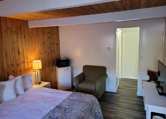 Pines Motel