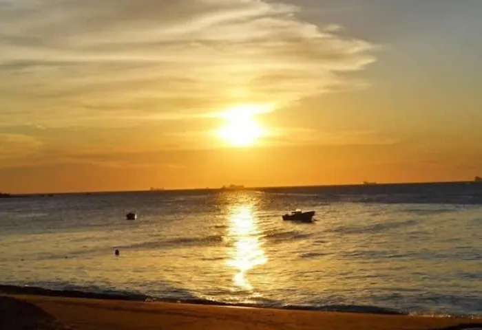 Suíte Pé na Areia- Espaço Independente na Praia do Curral com localização privilegiada - simplicidade e comodidade com o pôr do sol mais lindo de Ilhabela - melhor custo benefício para até 4 pessoas , na Av José Pacheco do Nascimento nº 7682
