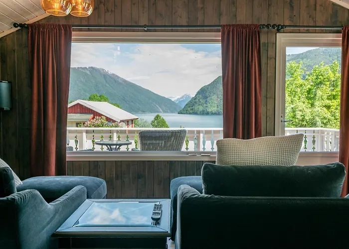 Dragsvik Fjordhotel (Adults Only)