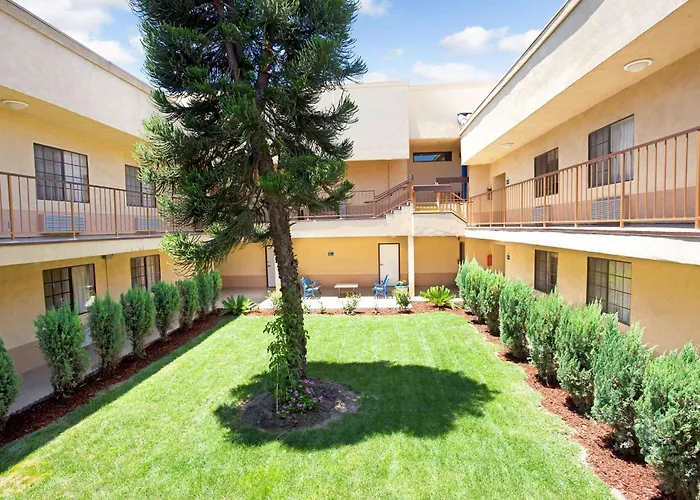 Days Inn & Suites By Wyndham Artesia