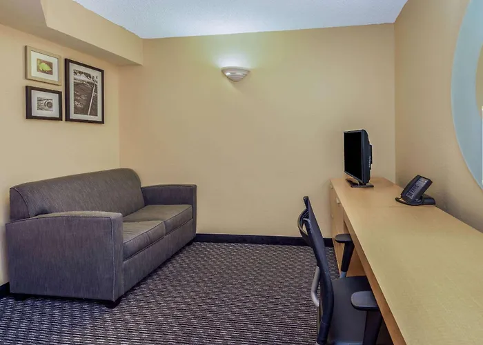 La Quinta By Wyndham Naples Downtown